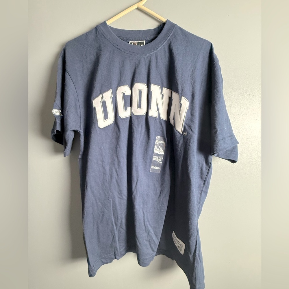Colosseum Athletics Officially‎ Licensed Apparel University of CT Sz M Tee NWT